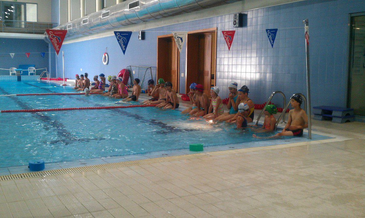 REPORTAGE PHOTO du camp de santé au Portugal, Lisbonne, projet "HUG", repos dans la piscine.