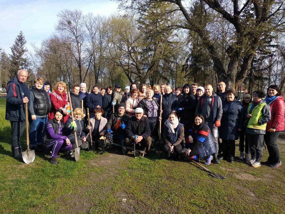 Plantation d'un verger au conseil du village de Voronkiv